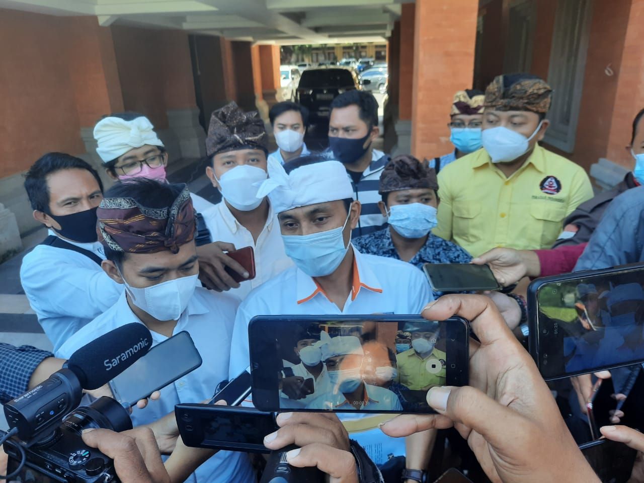 podiumnews.com-Datangi Polda Bali, Sejumlah Ormas Laporkan DMD Dugaan Kasus Penistaan Agama 